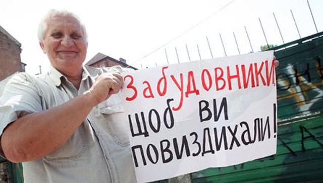 Кияни штурмували будівництво у Десятинному провулку Кияни штурмували будівництво у Десятинному провулку