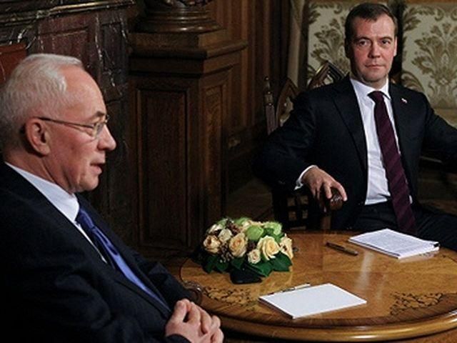 Азаров рассказал, о чем будет говорить с Медведевым в Сочи