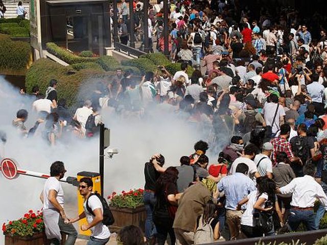 Під час розгону акції протесту у Стамбулі поранили 12 журналістів і затримали 60 людей