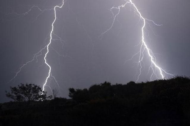 Блискавка вбила жінку, що слухала музику з мобільного Блискавка вбила жінку, що слухала музику з мобільного