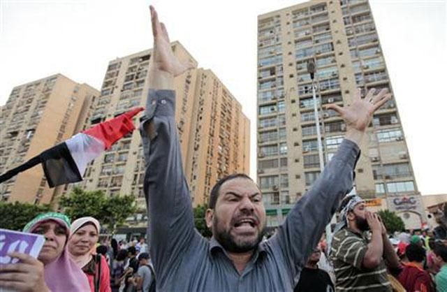 Сторонники Мурси перекрыли дорогу в аэропорт Каира