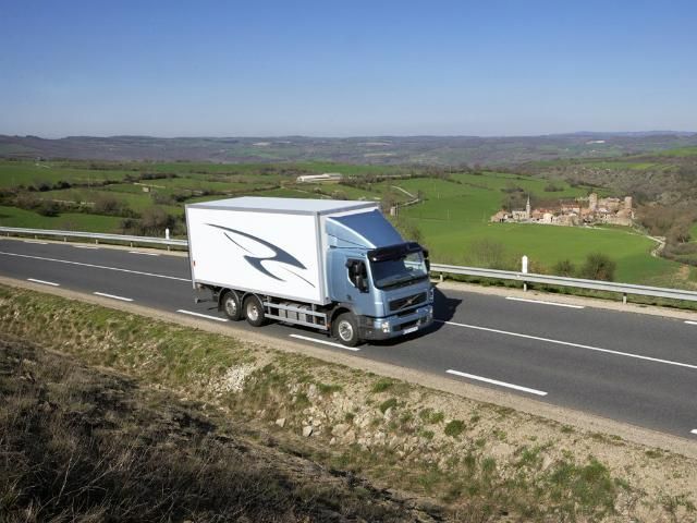 Из-за жары грузовикам разрешили ездить только ночью Из-за жары грузовикам разрешили ездить только ночью