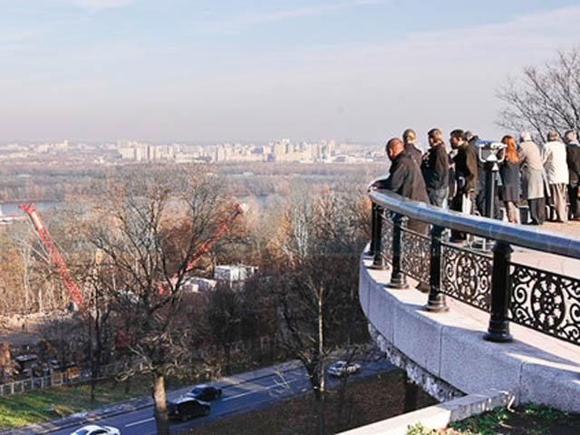 Смотровая площадка в столичном Мариинском парке несет угрозу жизни посетителей