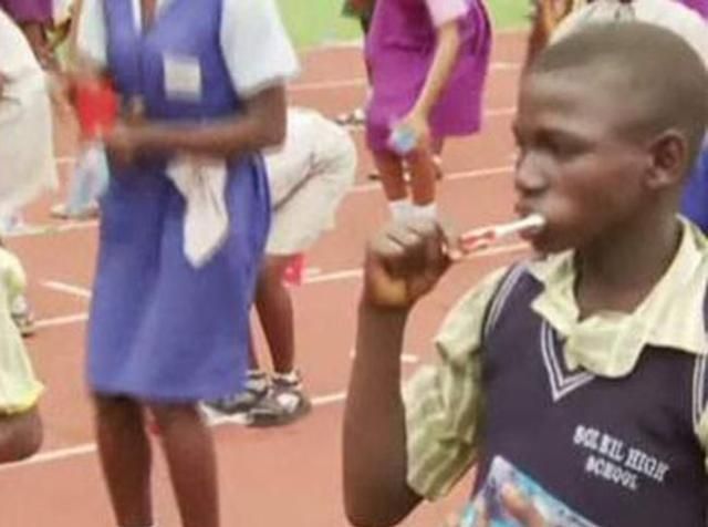 В Африці 300 тисяч дітей одночасно почистили зуби В Африці 300 тисяч дітей одночасно почистили зуби