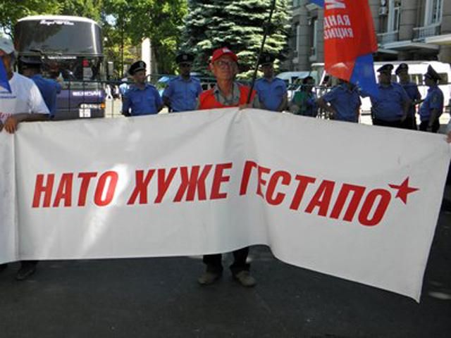 В Харькове прошли два пикета против НАТО