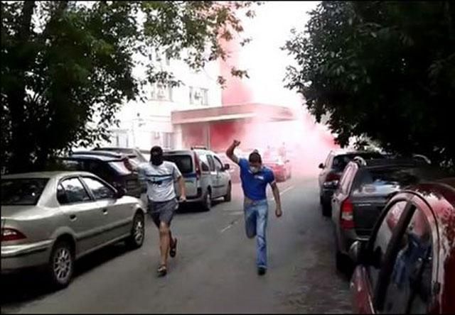 На редакцію московської газети напали невідомі, вигукуючи "Слава Україні!" На редакцію московської газети напали невідомі, вигукуючи "Слава Україні!"