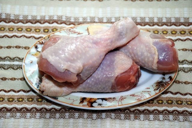 В Китае нашли контрабандные куриные лапки, которым... 46 лет