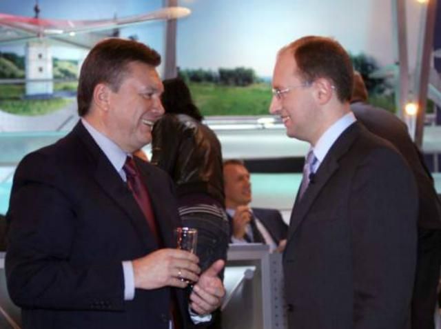 Яценюк недоволен, что все регионалы поехали поздравлять Януковича Яценюк недоволен, что все регионалы поехали поздравлять Януковича