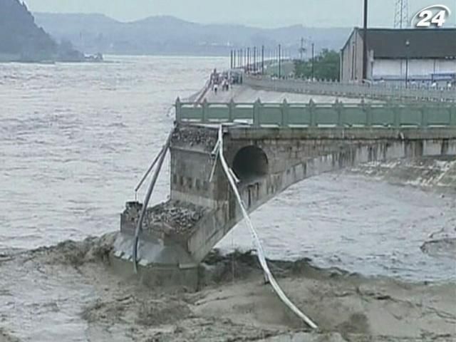 Повінь у Китаї змила міст з автомобілями та людьми Повінь у Китаї змила міст з автомобілями та людьми