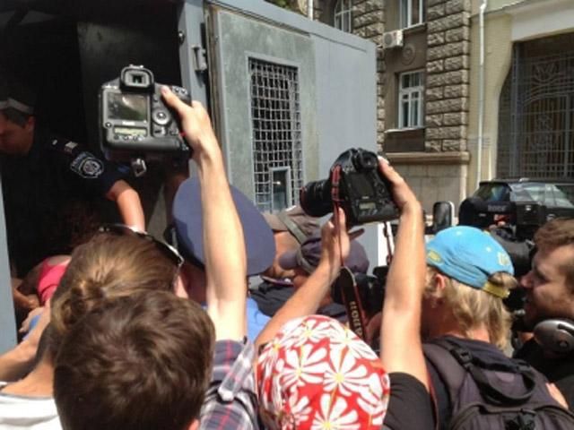 Активисты принесли Януковичу билет Клуба адских диктаторов, за это их задержали правоохранители