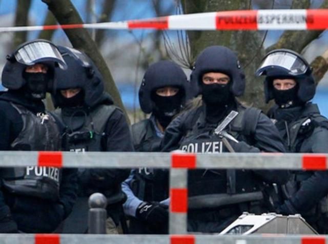 Спецназ в Берлине штурмовал квартиру студента из-за портрета Гитлера Спецназ в Берлине штурмовал квартиру студента из-за портрета Гитлера