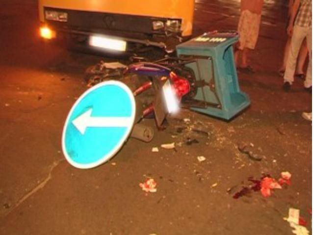 У Києві скутерист врізався у маршрутку У Києві скутерист врізався у маршрутку