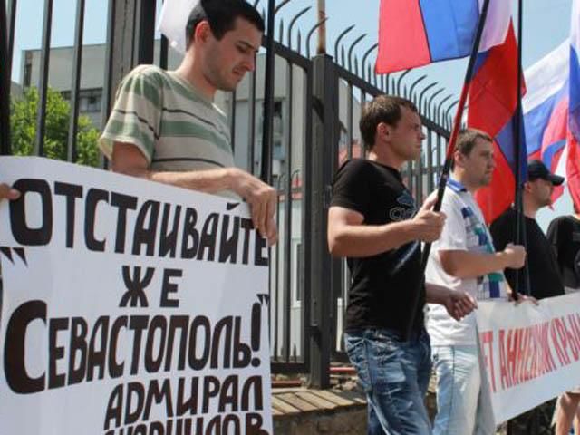 У Криму сепаратисти вимагали в Януковича повернути Севастополь Росії
