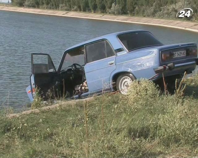 У Криму автомобіль впав у канал, загинуло двоє людей