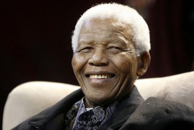 Внучки Манделы говорят, что он "улыбается глазами"
