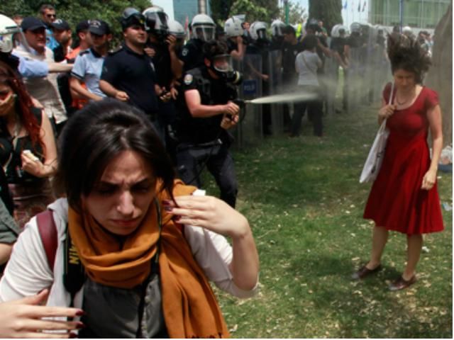 Турецькі поліцейські, які розганяли демонстрантів, отримали нагороди 