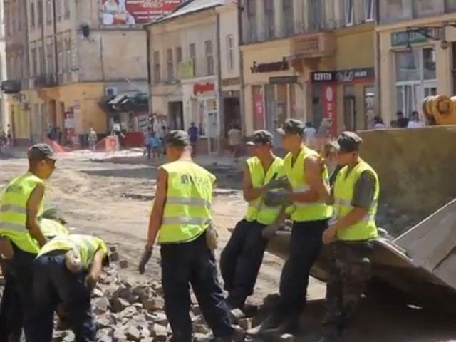 У Львові робітники феєрично "жонглюють" бруківкою, ремонтуючи дорогу (Відео)