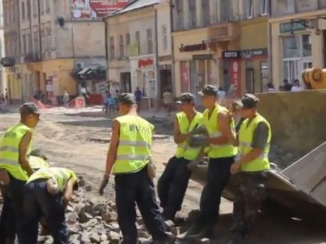 Во Львове рабочие феерично "жонглируют" брусчаткой, ремонтируя дорогу (Видео)