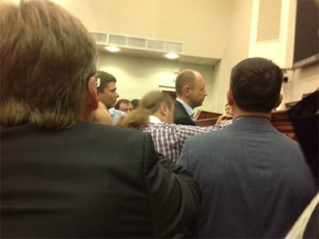 При штурмі Київради Яценюку зламали окуляри При штурмі Київради Яценюку зламали окуляри