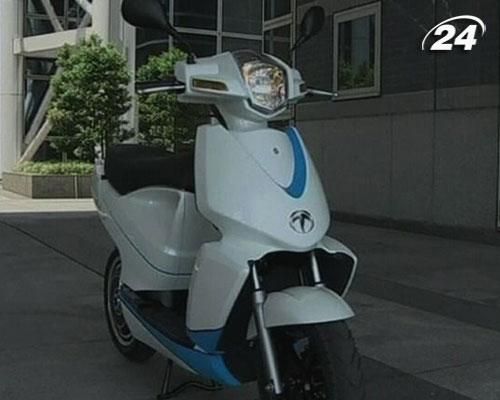 Японцы представили электроскутер, подключенный к iPhone Японцы представили электроскутер, подключенный к iPhone