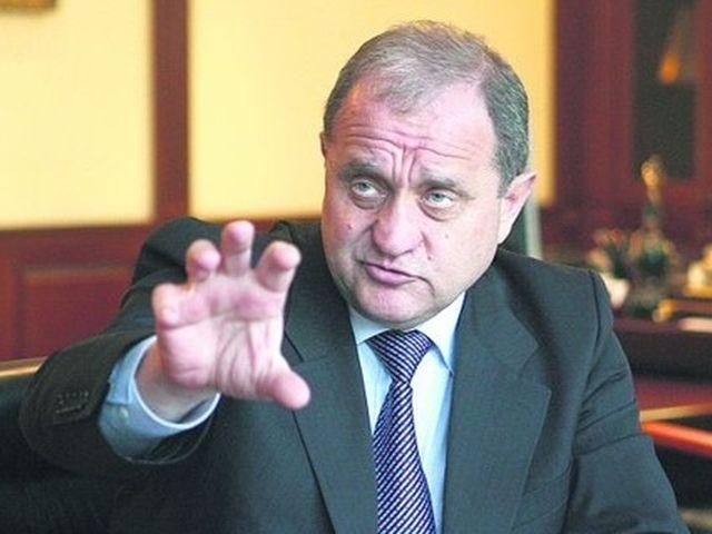 Учиться надо, - Могилев подарил Януковичу книгу Учиться надо, - Могилев подарил Януковичу книгу