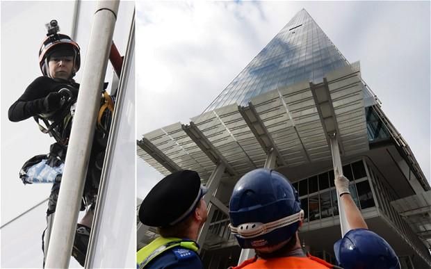 Активістки Greenpeace протестують на найвищому хмарочосі Європи (Фото) Активістки Greenpeace протестують на найвищому хмарочосі Європи (Фото)