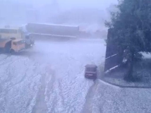 Ивано-Франковск расстрелял град размером с орех (Фото. Видео) Ивано-Франковск расстрелял град размером с орех (Фото. Видео)