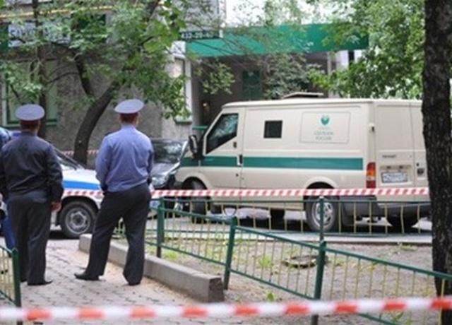 Миколаїв сколихнула стрілянина: загинули інкасатор і двоє нападників Миколаїв сколихнула стрілянина: загинули інкасатор і двоє нападників