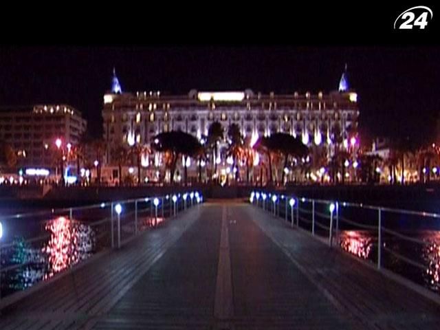 Отель Le Carlton - гигантский экран с праздниками, фестивалями и знаменитостями Отель Le Carlton - гигантский экран с праздниками, фестивалями и знаменитостями