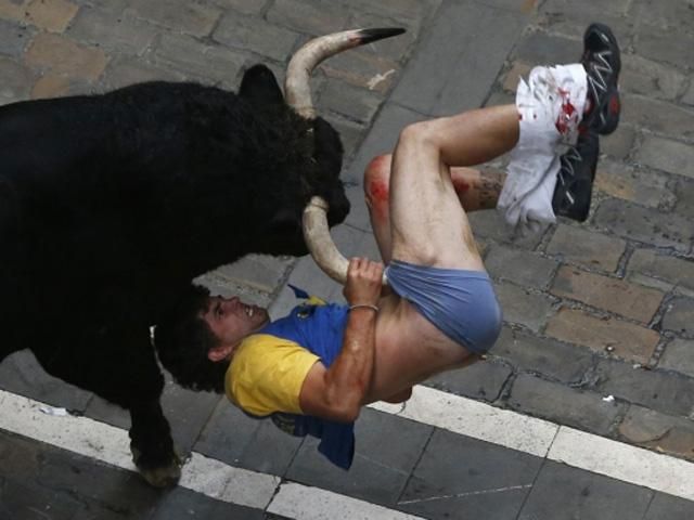 В Іспанії після забігу з биками троє чоловіків потрапили до лікарні