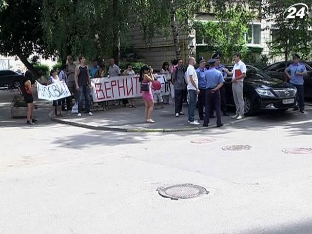 Под зданием ГПУ митинговали жители близлежащих домов Под зданием ГПУ митинговали жители близлежащих домов