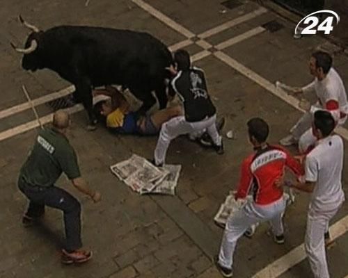 На фестивале в Испании бык покалечил трех человек