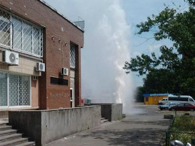 В Киеве прорвало трубу: из-под земли бил высоченный фонтан