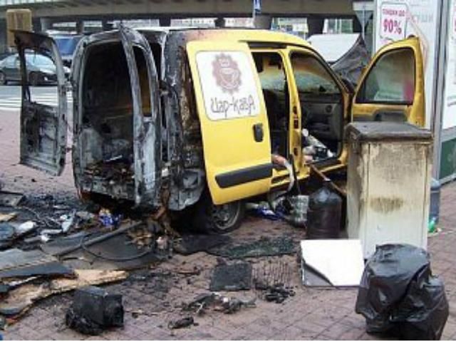 У столиці згоріла ще одна "кав'ярня на колесах" У столиці згоріла ще одна "кав'ярня на колесах"