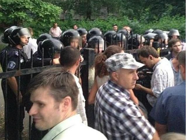 Під час штурму Святошинського райуправління постраждали 6 правоохоронців Під час штурму Святошинського райуправління постраждали 6 правоохоронців