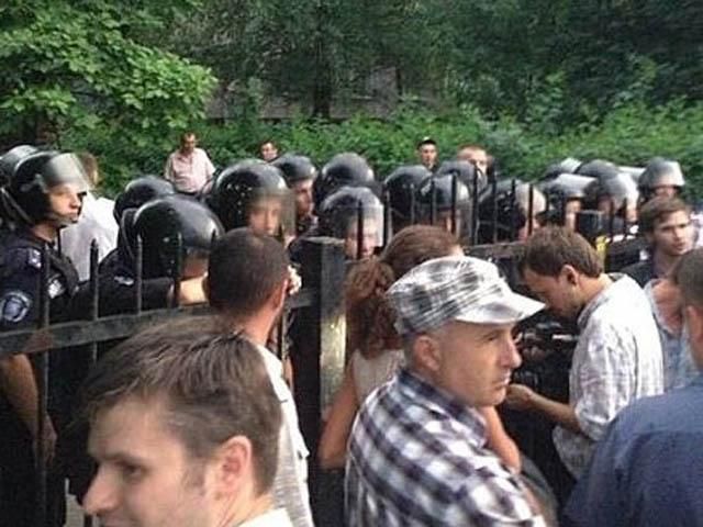 МВД: Активистка на рынке "Шлях" сама наткнулась на милиционера МВД: Активистка на рынке "Шлях" сама наткнулась на милиционера