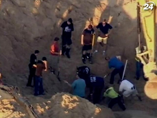 В США мальчика чудом вытащили из песчаной ловушки В США мальчика чудом вытащили из песчаной ловушки
