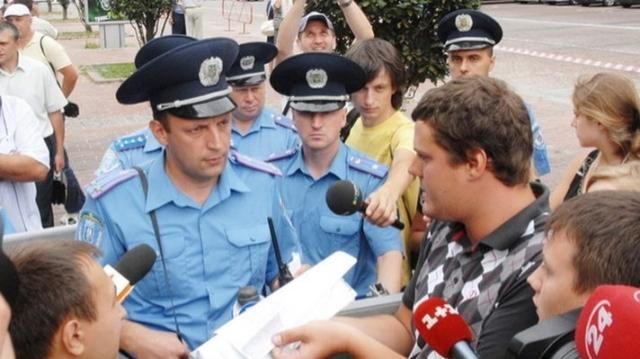 Оппозиционные нардепы планируют проверить, не симулируют ли святошинские милиционеры
