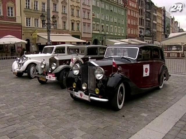 На щорічне ралі у Польщу приїхали десятки ретроавтомобілів На щорічне ралі у Польщу приїхали десятки ретроавтомобілів