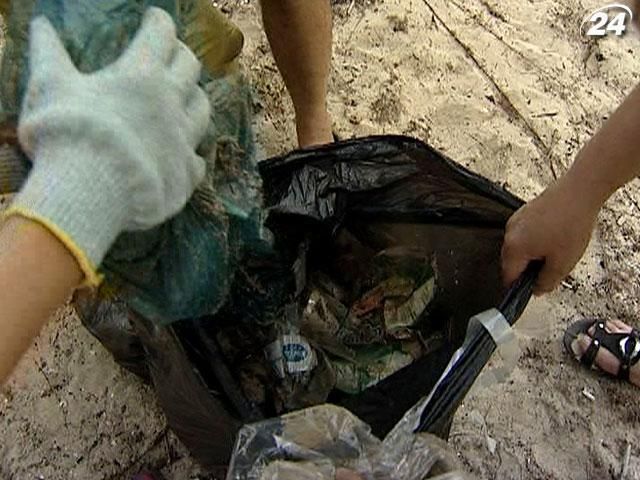 Лодочники и рыбаки самостоятельно убирают берега Днепра Лодочники и рыбаки самостоятельно убирают берега Днепра