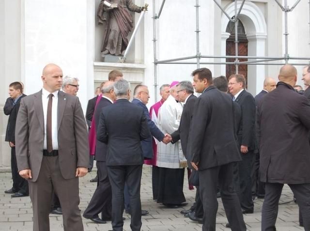 В Луцке возле церкви Коморовского запятнали яйцом В Луцке возле церкви Коморовского запятнали яйцом