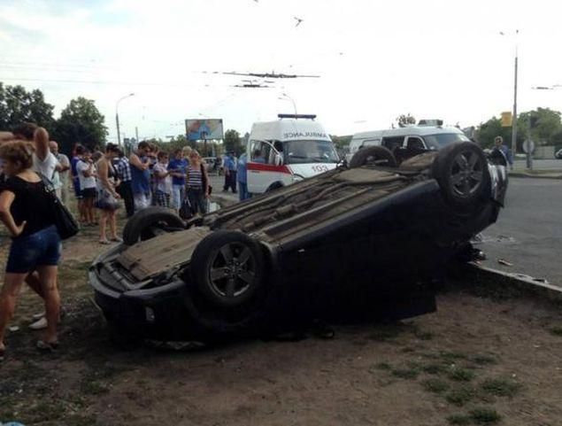 На остановке в Харькове машина сбила трех человек