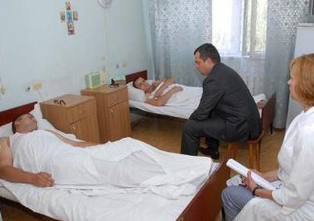 Активисты штурмовали больницу с милиционерами около святошинских прудов Активисты штурмовали больницу с милиционерами около святошинских прудов