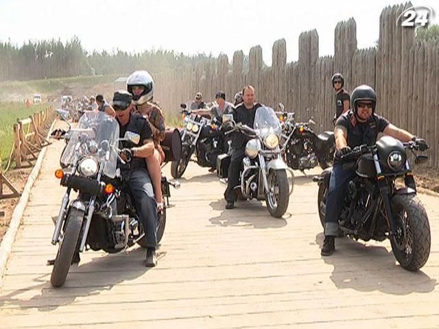 В "Парке Киевская Русь" организовали байкерский пикник В "Парке Киевская Русь" организовали байкерский пикник