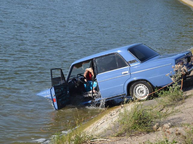 Машину с двумя трупами вынули из Крымского канала