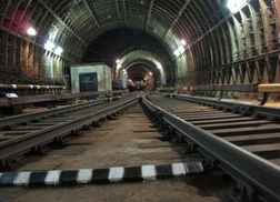 У київському метро вимикали електрику, щоб підняти з колії жінку 