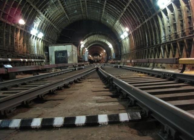 В киевском метро выключали электричество, чтобы поднять с пути женщину В киевском метро выключали электричество, чтобы поднять с пути женщину