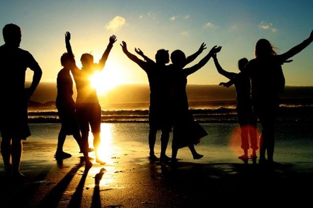 Нове дослідження показує, що щастя залежить від грошей і кохання Нове дослідження показує, що щастя залежить від грошей і кохання