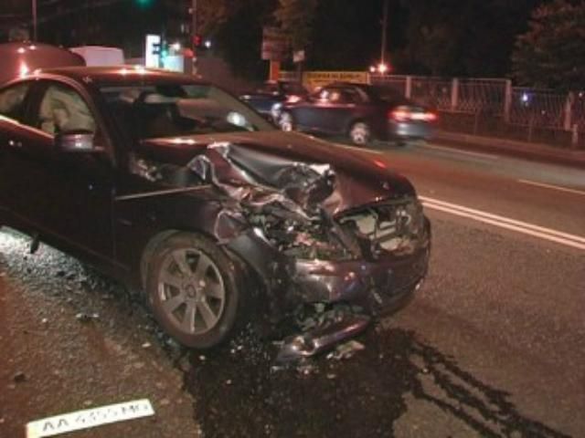В Киеве мотоциклист врезался в "Mercedes" В Киеве мотоциклист врезался в "Mercedes"