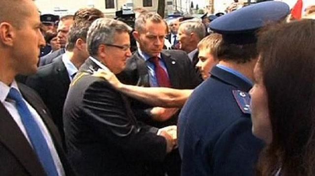 МВС Польщі звинувачує в "яєчному інциденті" українську міліцію і охорону Коморовського МВС Польщі звинувачує в "яєчному інциденті" українську міліцію і охорону Коморовського